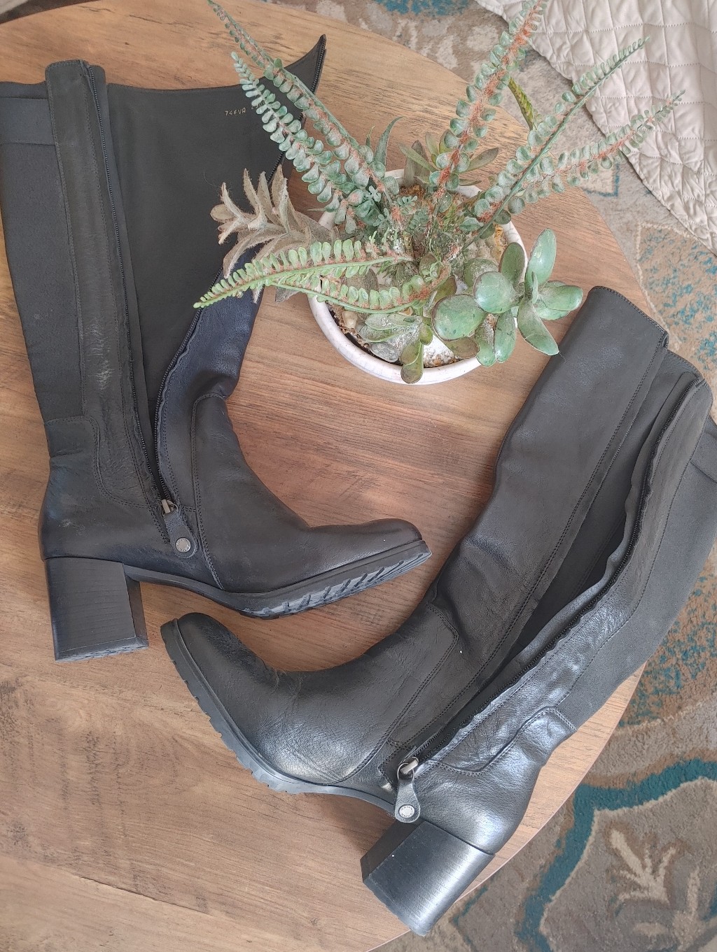 Black Knee-High Leather Boots - Classic Women's Riding Style